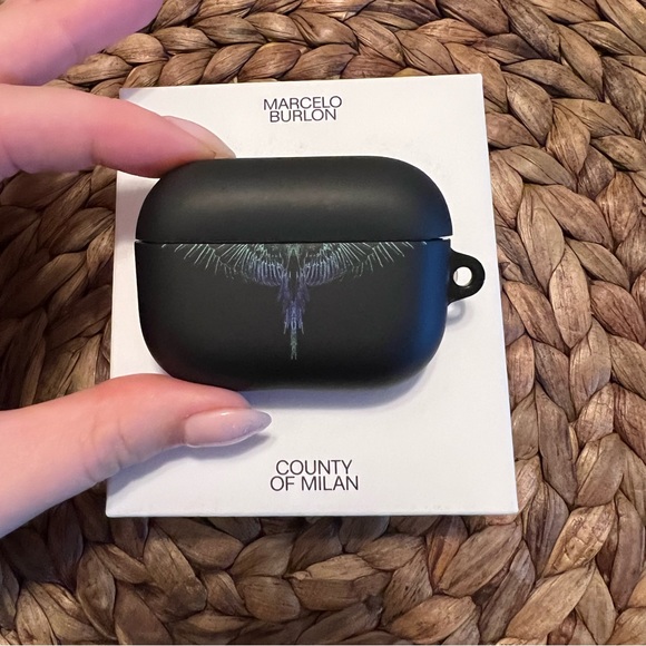 Marcelo Burlon County of Milan Black Wings Airpods Pro case - Picture 4 of 7